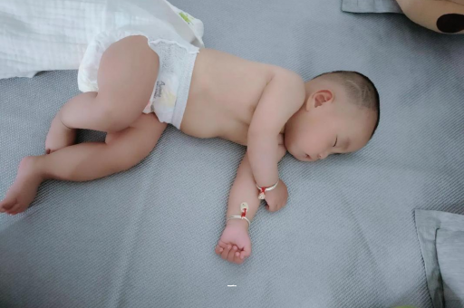 玉树宝宝胳膊上起红疙瘩